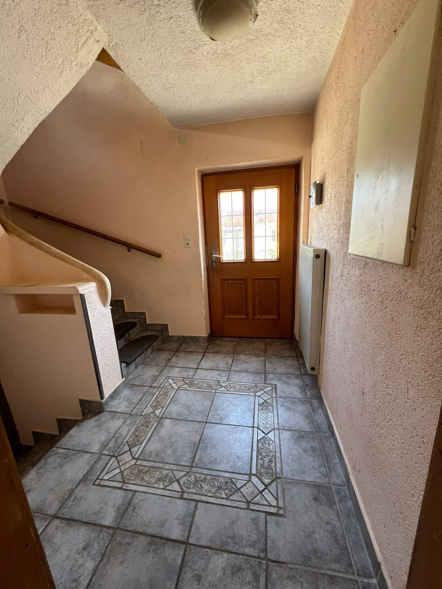 Vielseitiges Familienhaus in Altdorf – Raum für 1 bis 3 Parteien